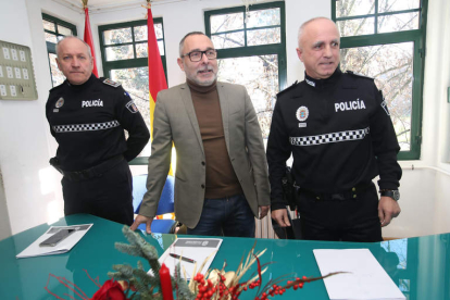 El concejal de Policía Municipal de Ponferrada con los responsables de la policía local. L. DE LA MATA