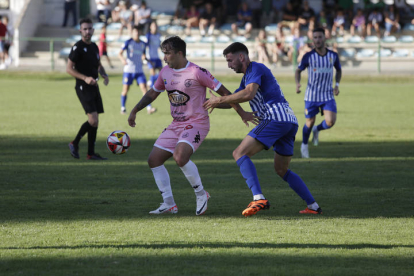 Atlético Astorga y Ponferradina libraron un partido sin concesiones en La Eragudina. FERNANDO OTERO