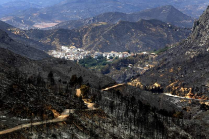 Vista general del pueblo de Dos Aguas, en Valencia, rodeado de monte quemado.