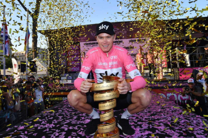 Chris Froome con el trofeo que le acredita como ganador del Giro de Italia 2018. ZENNARO