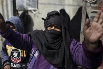 Familiares de uno de los dos adolescentes palestinos fallecidos tras la ofensiva israelí, que atacó hasta 18 posiciones de Hamás.