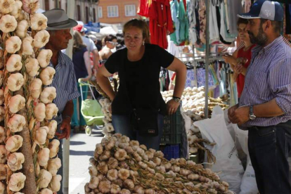 Compradores y curiosos se dan cita en la Feria del Ajo de Veguellina, que cumple sus bodas de plata.