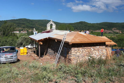 En 2011, los vecinos de Pardesivil trabajaban en la reconstrucción de su ermita; el pueblo consiguió ganar su titularidad. NORBERTO.