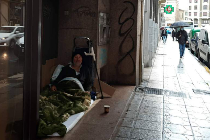 Una persona sin hogar en pleno centro de León. DL