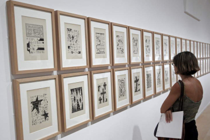 Arriba, foto de Antonin Artaud tomada en 1926 por Man Ray. Debajo, la exposición que el Reina Sofía dedica al artista