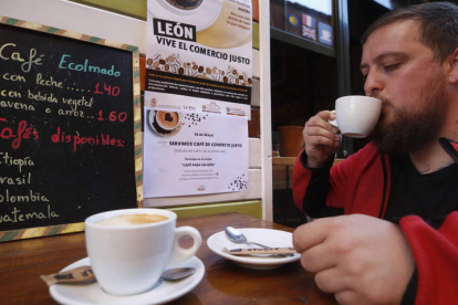 Ecomaldo, en el casco antiguo de León, uno de los establecimientos que se sumó ayer al Día del Café. RAMIRO