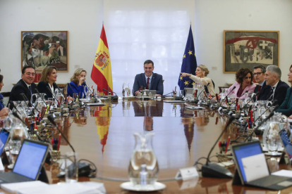 El presidente del Gobierno, Pedro Sánchez (c), preside el primer Consejo de Ministros del nuevo Gobierno este miércoles al Palacio de La Moncloa. JUAN CARLOS HIDALGO