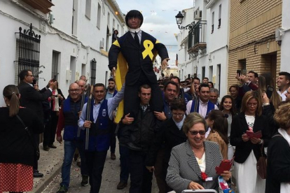 Vecinos de Coripe (Sevilla) portan el Judas Puigdemont que será posteriormente quemado.