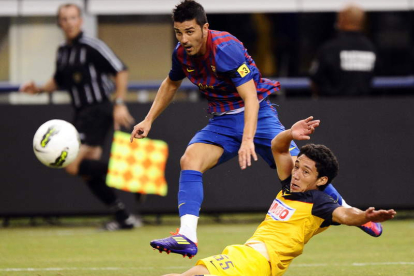 Villa logra el primer gol del Barcelona ante la oposición del defensa Jorge Reyes.