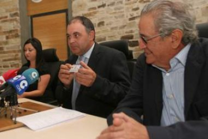 El presidente de la D.O. Alfonso Arias, ayer con la nueva tarjeta electrónica del viticultor.