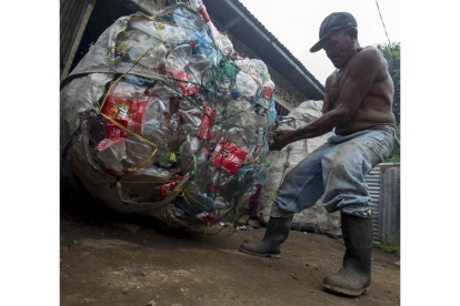 Un recolector ambulante de botellas en Nicaragua. JORGE TORRES