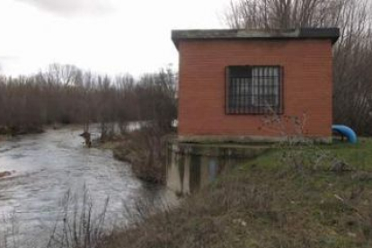 Estado actual de la captación de agua de La Bañeza, en el río Órbigo.