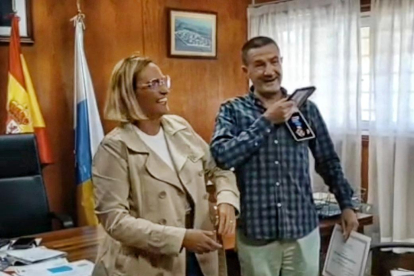 La directora de la prisión de Tenerife, Victoria Bernaola le entregó la Medalla de Bronce al Mérito Social Penitenciario al maestro berciano José María Alfonso. DL