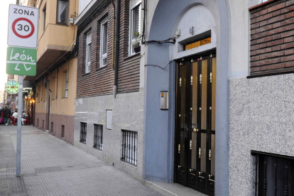 Portal de la calle Relojero Losada donde fue localizado David Cascán (en la foto inferior).