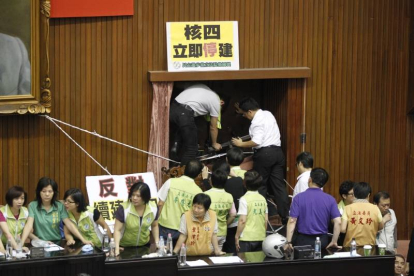 Momento de la trifulca que ha tenido lugar en el Parlamento taiwanés.