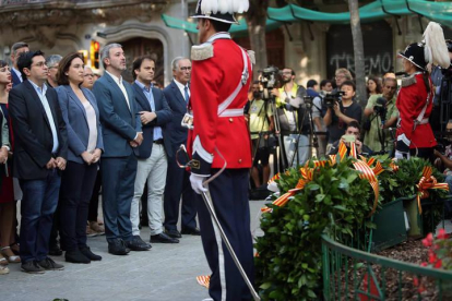 La alcaldesa de Barcelona Ada Colau(2ªi) junto a los miembros del consistorio, en la ofrenda floral del Ayuntamiento de Barcelona al monumento a Rafael Casanova con motivo de la celebración de la Diada.