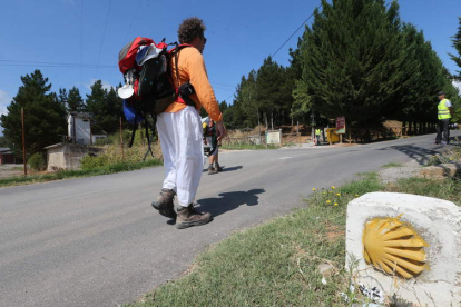 Un peregrino en el Camino de Santiago a su paso por el municipio de Camponaraya