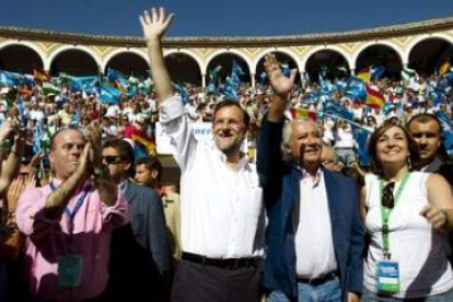 Rajoy y Arenas, a su llegada a la plaza de toros de Antequera para el acto político.