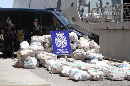 Sacos numerados con los bloques de cocaína.