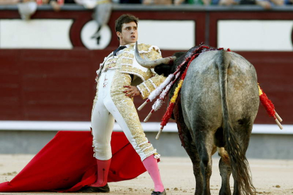 Alberto Aguilar en un desplante a su primer toro.