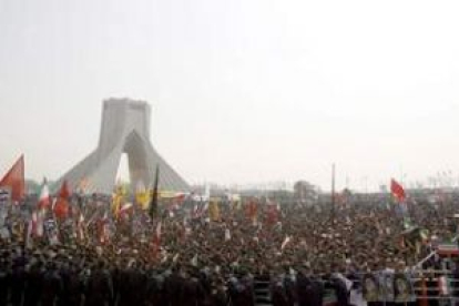 Una multitud congregada en la plaza Azadi para conmemorar el 31 aniversario de la Revolución Islámic