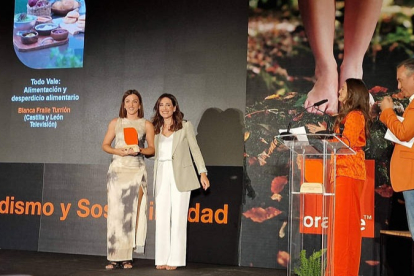 Blanca Fraile, directora y presentadora del programa, recogió el galardón en Madrid, junto a Israel Corral y la productora Celia Jorge. DL