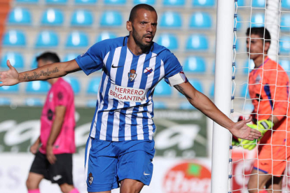 Yuri inauguró la cuenta goleadora de la Deportiva en el miunuto 6 del partido. L. DE LA MATA