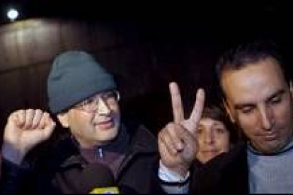 Ali Lmrabet (con el puño cerrado) a la salida de la prisión junto a un compañero