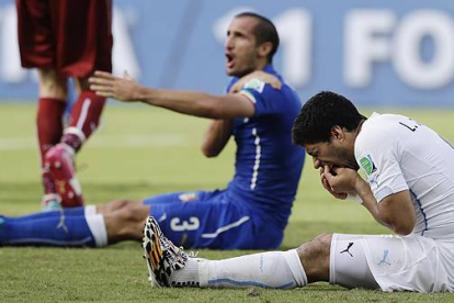 Momento en el que el delantero uruguayo agrede al defensa italiano, durante el partido correspondiente al Mundial de Brasil.