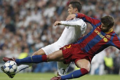 Piqué lucha el balón con el delantero del Real Madrid Cristiano Ronaldo durante el partido de ida.