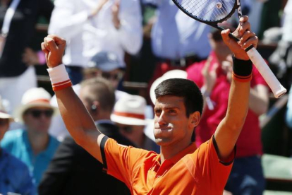 Novak Djokovic celebra su victoria ante Andy Murray en semifinales de Roland Garros.