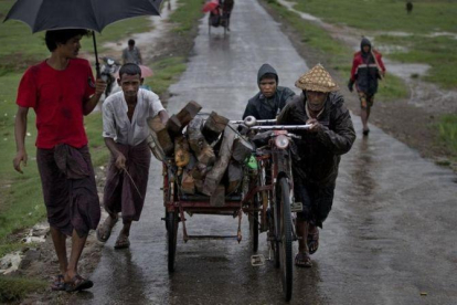 Una familia de rohingyas huye de las inundaciones en el 2014.