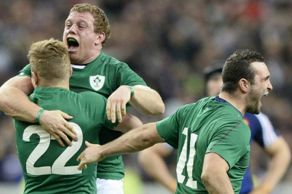 Los jugadores de Irlanda, eufóricos tras ganar a Francia en París y conquistar el torneo Seis Naciones.