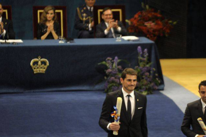 Xavi y Casillas tras recibir el galardón, el Príncipe Felipe, Letizia Ortíz y la Reina Sofía aplauden en segundo plano.