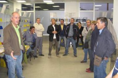Los representantes sindicales y los carteros en la oficina de correos de Cistierna.