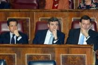 Eduardo Zaplana, Mariano Rajoy y Ángel Acebes, en sus escaños durante una sesión del Parlamento