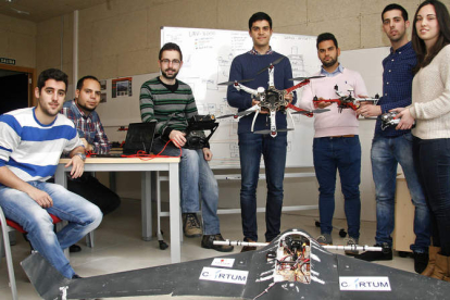 Integrantes del grupo Cartum dedicado a los drones, en una imagen tomada en la Universidad de León. F. OTERO PERANDONES