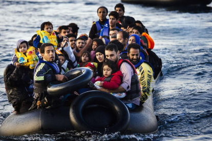 Una balsa con inmigrantes en el Mediterráneo.