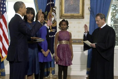 La esposa y las hijas de Obama presencian la jura de este ante John Roberts, presidente del Tribunal Supremo, este domingo en la Casa Blanca.