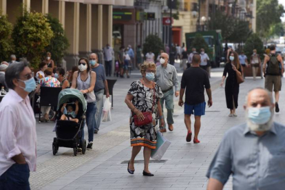 Varias personas con mascarilla caminan por las calles de Huesca. JAVIER BLASCO