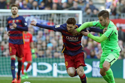 Messi, que falló un penalti, no se quedó sin ‘mojar’ frente a un Getafe que no dio problemas. TONI ALBIR