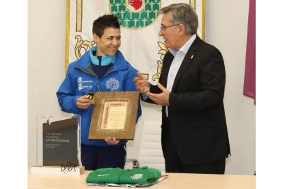 Miriam Marcos recibe del alcalde David Fernández el reconocimiento a su lucha y logros. A.B.