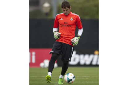 Casillas, durante el entrenamiento del Real Madrid en la Universidad de California.