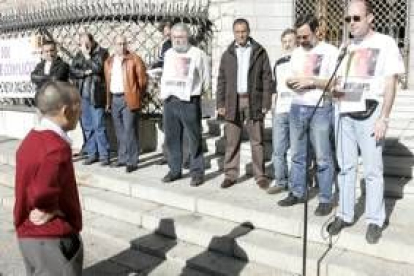 Los activistas, durante la concentración en la plaza de Botines