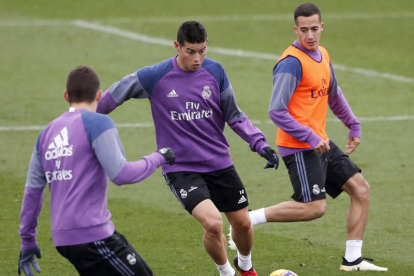 James y Lucas Vázquez, durante un entrenamiento del Madrid en Valdebebas. CHEMA MOYA