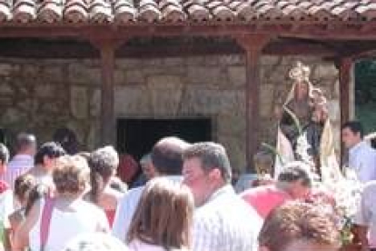 La ermita del monte Corona recibió a los fieles que acompañaron a la Virgen