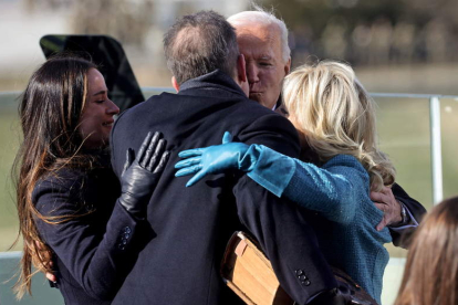 Joe Biden abraza a su familia tras la jura. JONATHAN ERNST