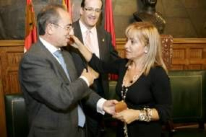 Isabel Carrasco recibe la medalla de oro de manos de López Puertas