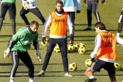 Jerzy Dudek (i), Ronaldo y Sami Khedira hacen un rondo durante el entrenamiento de ayer.