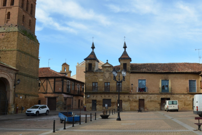 En el centro de la imagen, la antigua casa consistorial ubicada en la plaza Mayor de Valderas. MEDINA
